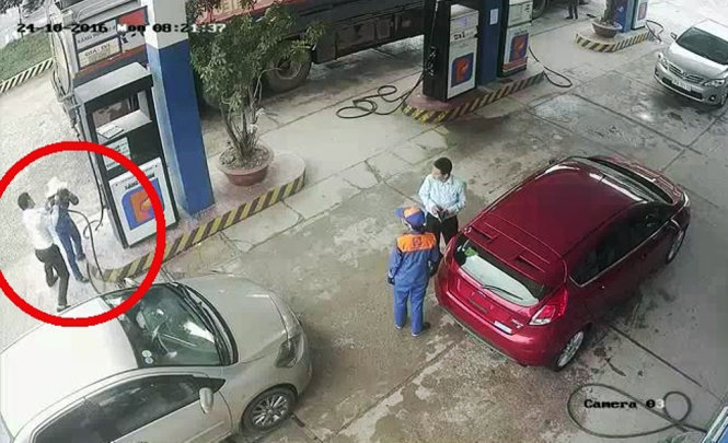 Hình ảnh Đức dùng cò bơm xăng đánh chị Ng - Ảnh: D.HÒA cắt từ clip