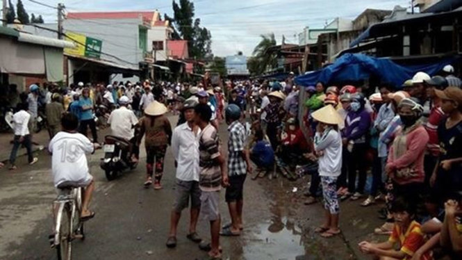 Nhiều tiểu thương tập trung việc phản đối di dời chợ Gành Hào cũ - Ảnh: TRẦN NGUYÊN