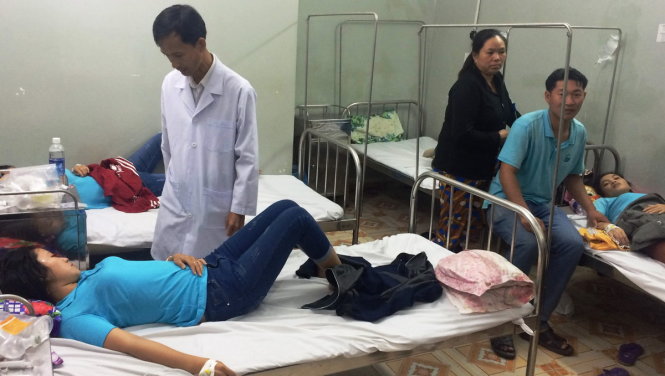 Nhiều công nhân nữ công ty Worldon phải nhập viện điều trị vì ngộ độc sau bữa ăn trưa - Ảnh: Lê Phan