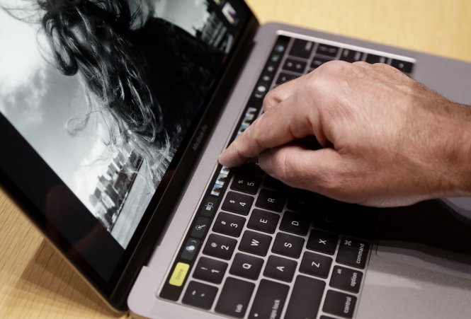 Bỏ phím Esc và fn, thay vào đó là các phím ảo hiển thị trên thanh cảm ứng Touch Bar - Ảnh: Business Insider