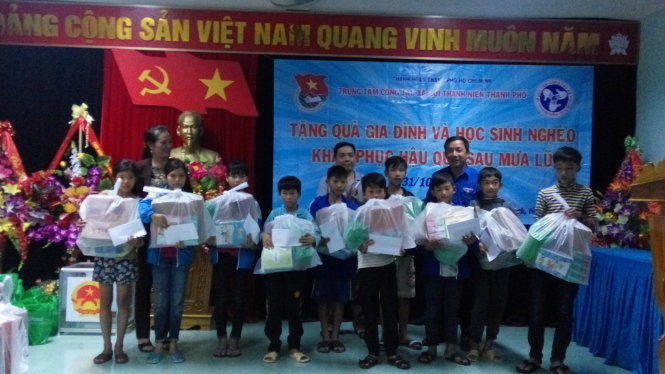 Ông Nguyễn Minh Hoàng, giám đốc Trung tâm công tác xã hội thanh niên (thuộc thành đoàn Tp Hồ Chí Minh) trao quà cho người dân xã Cảnh Hóa sáng 31-10 – Ảnh: Nguyễn Tuyến