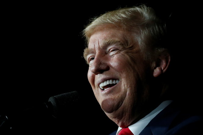 Ứng viên đảng Cộng hòa Donald Trump vận động tại TP Albuquerque, bang New Mexico tối 30-10 - Ảnh: Reuters
