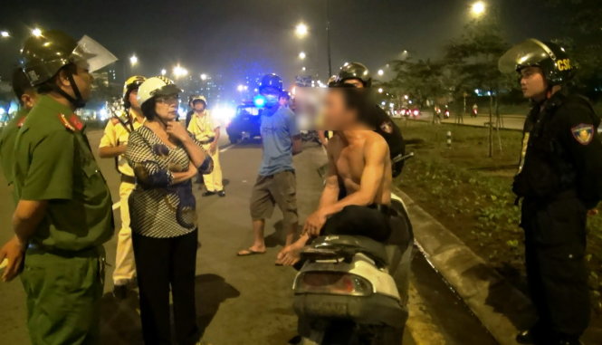 CSGT gọi công an phường đến mời ông Đ. về làm việc - Ảnh Tự Sang