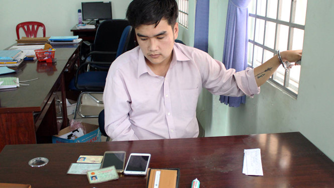 Đối tượng Thái Hoàng Vũ cùng tang vật tại cơ quan công an - Ảnh: X.A