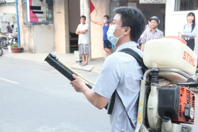 Trung tâm Y tế dự phòng Q.2 tổ chức phun thuốc diệt muỗi trong nhà, ngoài ngõ tại P.Thạnh Mỹ Lợi, Q.2, TP.HCM - Ảnh: VĂN TIÊN