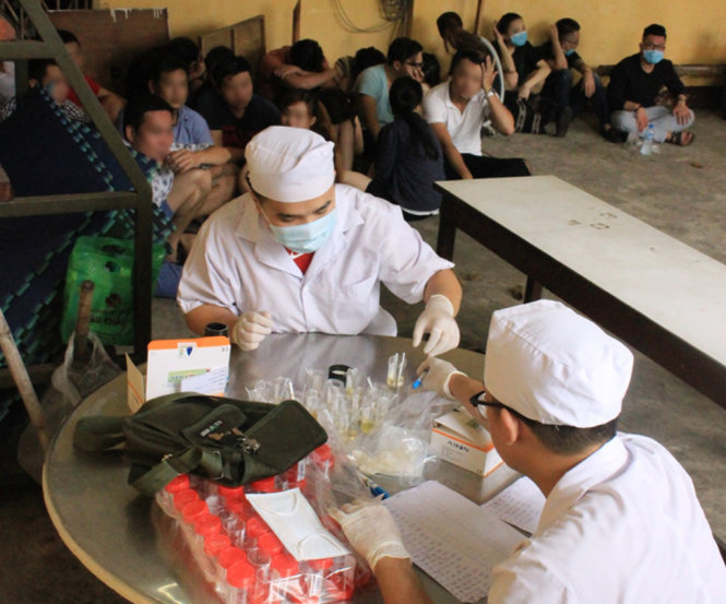 Cơ quan chức năng lần lượt kiểm tra ma túy của từng người - Ảnh: SƠN BÌNH