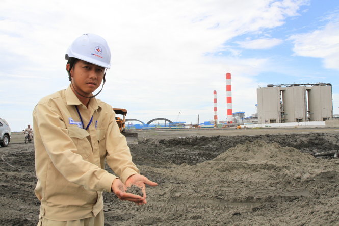 Nhà máy nhiệt điện Duyên Hải 1 chưa được cấp chứng nhận hoàn thành các công trình, biện pháp bảo vệ môi trường nhưng đã phát điện. Trong ảnh: tại bãi thải xỉ của Trung tâm điện lực Duyên Hải, Trà Vinh - Ảnh: V.TR.