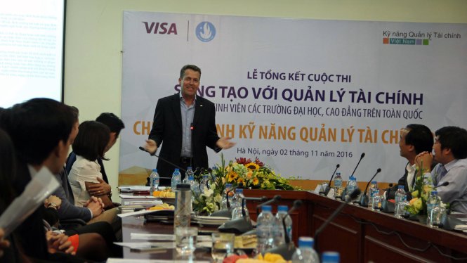 Ông SeanPreston phát biểu tại lễ tổng kết chương trình