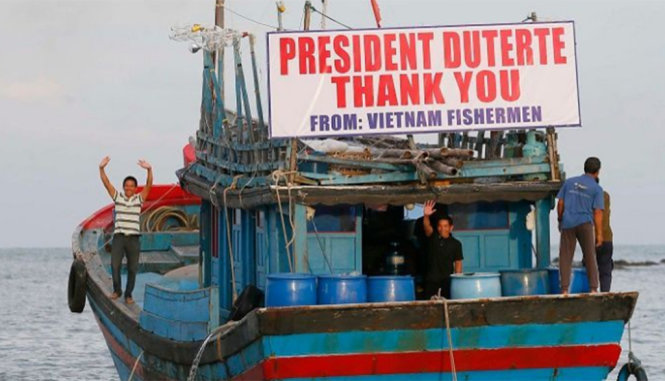Một chiếc tàu của ngư dân Việt Nam rời cảng tại Philippines, có dòng chữ