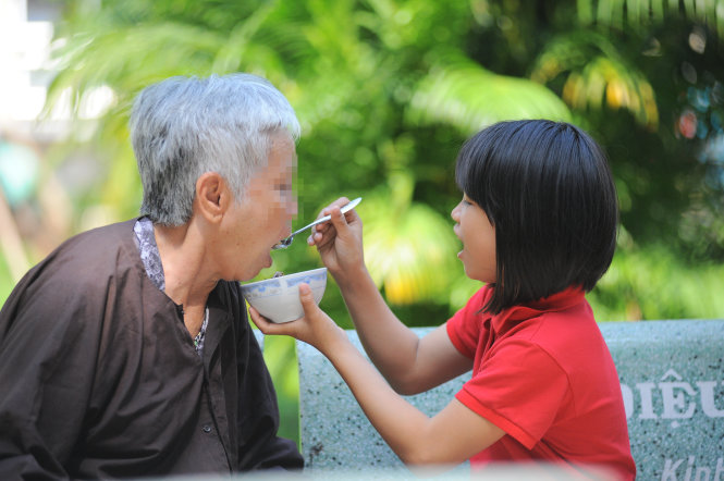 Chăm sóc bệnh nhân ung thư tại Bệnh viện Ung bướu TP.HCM - Ảnh: TỰ TRUNG