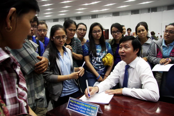 PGS.TS Nguyễn Ngọc Khôi, phó trưởng phòng đào tạo Trường ĐH Y dược TP.HCM giải đáp thắc mắc về tuyển sinh của trường. - Ảnh: TRẦN HUỲNH