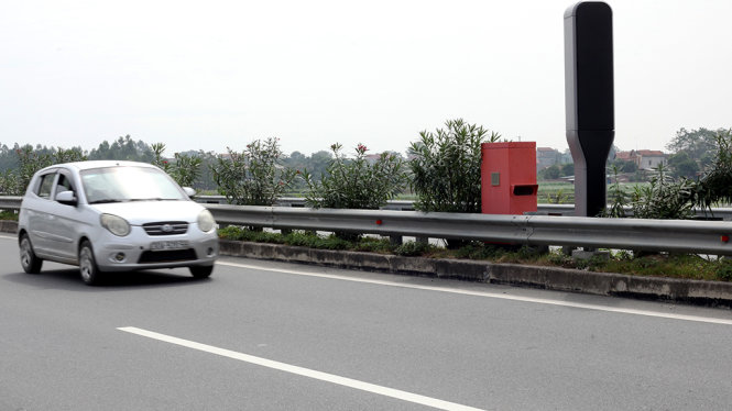 Máy bắn tốc độ tự động 2 chiều được lắp trên cao tốc Nội Bài - Lào Cai - Ảnh: Tuấn Phùng