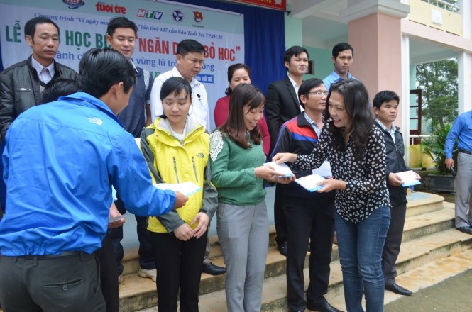Trao quà cho giáo viên - Ảnh: TẤN LỰC