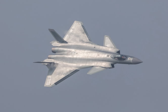 Máy bay tàng hình J-20 của Trung Quốc trình làng hôm 1-11 trên bầu trời Chu Hải - Ảnh: Reuters