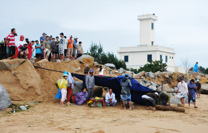Hiện còn một thuyền viên khác chưa tìm thấy. Mọi người vẫn đang tiếp tục tìm kiếm - Ảnh: Nhóm ảnh của Dương Thanh Xuân