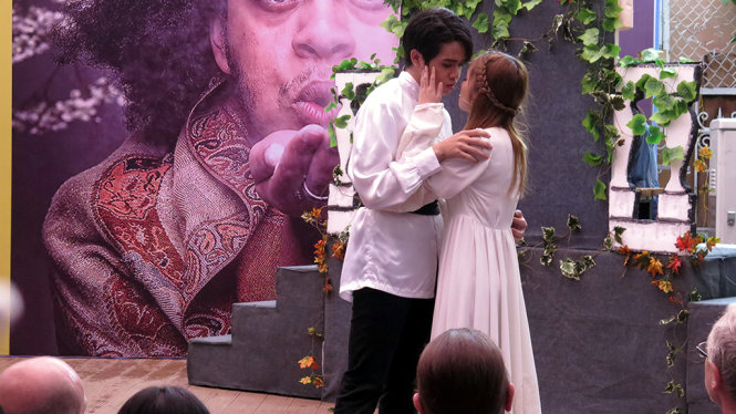 Hai sinh viên Thiên Tứ và Nguyễn Thị Bình diễn trích đoạn kịch Romeo và Juliet tại Đường sách - Ảnh: L.Điền