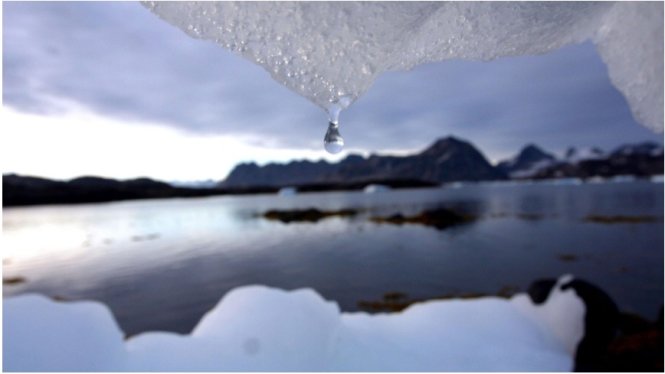Một tảng băng tan ở Kulusuk, Greenland, gần bắc cực - Ảnh: AP