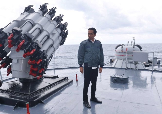 Ông Widodo đích thân ra giám sát ở Natuna hồi 6-2016 - Ảnh: Reuters