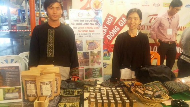 Má A Nủ giới thiệu sản phẩm tại một hội chợ “Hàng VN chất lượng cao” - Ảnh: CÁT CÁT cung cấp