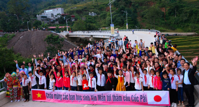 Học sinh huyện Xín Mần thăm cầu Cốc Pài - Ảnh: JICA