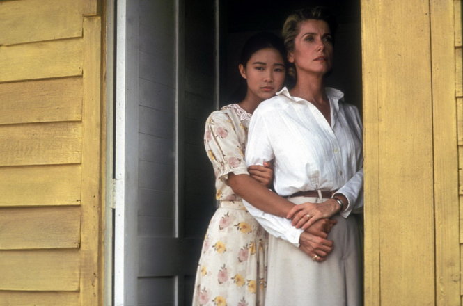 Minh tinh người Pháp Catherine Deneuve và Phạm Linh Đan trong phim Indochine (Đông Dương) - Ảnh: IMDb