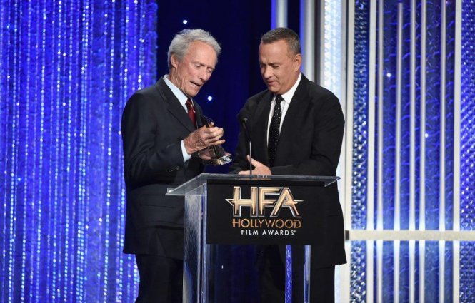 Nam tài tử gạo cội Tom Hanks nhận giải Nam diễn viên xuất sắc nhất với vai cơ trưởng Sully trong bộ phim cùng tên từ đạo diễn Clint Eastwood - Ảnh: HFA