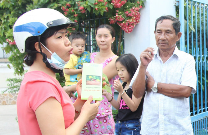 Trung tâm Y tế dự phòng quận 2, TP.HCM phối hợp với UBND phường Thạnh Mỹ Lợi tổ chức phun thuốc diệt muỗi, phát tờ rơi tuyên truyền diệt muỗi cho người dân ở khu vực có người nhiễm virút Zika - Ảnh: VĂN TIÊN