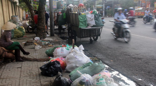 Rác thải là một vấn đề nan giải tại các đô thị VN hiện nay. Ảnh một điểm tập kết rác dân lập lộ thiên trên lề đường Nguyễn Thái Sơn, Q.Gò Vấp, TP.HCM vừa được di dời - Ảnh Q.KHẢI