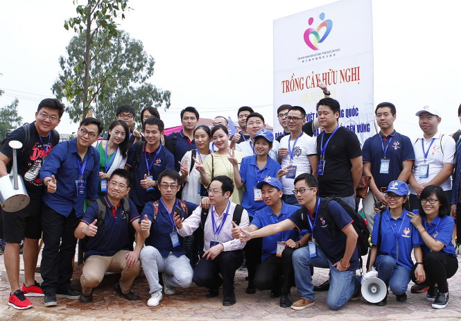 Thanh niên hai nước chụp hình giao lưu - Ảnh: NAM TRẦN