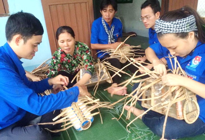 Các thí sinh thể hiện kỹ năng dân vận khéo tại vòng bán kết 2 của hội thi trước khi chọn ra 10 thí sinh vào chung kết - Ảnh: Q.L.