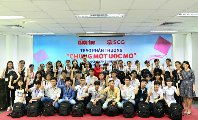 37 bạn tân sinh viên được nhận phần thưởng “Chung một ước mơ” chụp hình cùng Ban tổ chức - Ảnh: DUYÊN PHAN