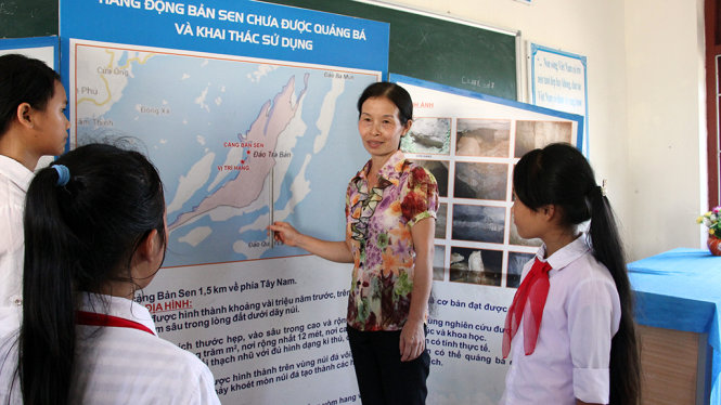 Cô Nguyễn Thị Hợi - một trong 42 gương thầy cô nhận giải thưởng “Chia sẻ cùng thầy cô” năm 2016 trong giờ giảng bài trên lớp tại Trường PTCS Bản Sen, xã Bản Sen, huyện Vân Đồn, tỉnh Quảng Ninh - Ảnh: BTC cung cấp