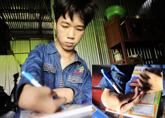 Nguyễn Văn Sớm cần mẫn viết chữ bằng đôi tay dị tật, yếu ớt