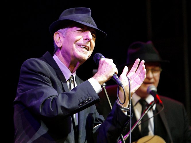 Leonard Cohen biểu diễn trong lễ hội âm nhạc Coachella ở California năm 2009 - Ảnh: Reuters