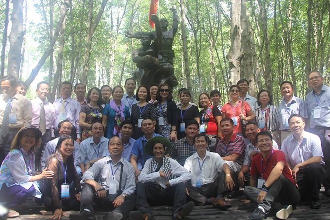 Các kiều bào chụp hình lưu niệm tại căn cứ Rừng Sác sáng 11-11 - Ảnh: Q.KHẢI