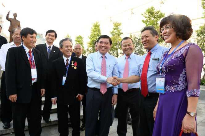 Chủ tịch UBND TP.HCM Nguyễn Thành Phong gặp gỡ, chụp ảnh cùng đại biểu kiều bào trên phố đi bộ Nguyễn Huệ, Q.1, TP.HCM - Ảnh: Thuận Thắng