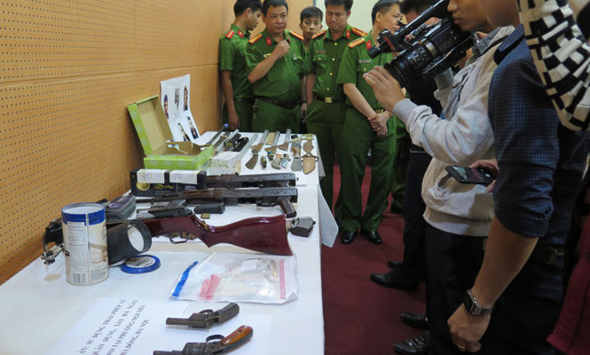 Ban chuyên án thu giữ cả kho vũ khí nóng của các nghi can - Ảnh: THÂN HOÀNG