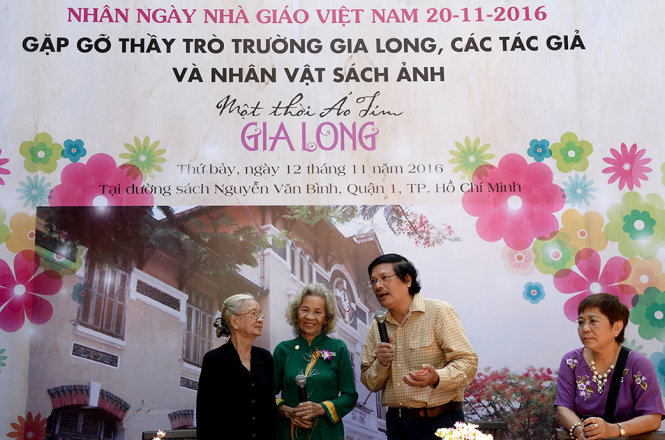 Cô Bình Minh, cựu giáo viên (thứ hai từ trái sang) và các học sinh trường Gia Long ôn lại những kỷ niệm “một thời áo tím Gia Long” - Ảnh: TỰ TRUNG