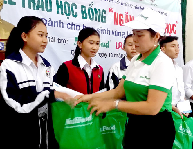 Đại diện Công ty CP thực phẩm dinh dưỡng Nutifood tại Quảng Trị trao quà c ho học sinh vùng lũ huyện Cam Lộ - Ảnh: M.TỰ
Ảnh: M. Tự