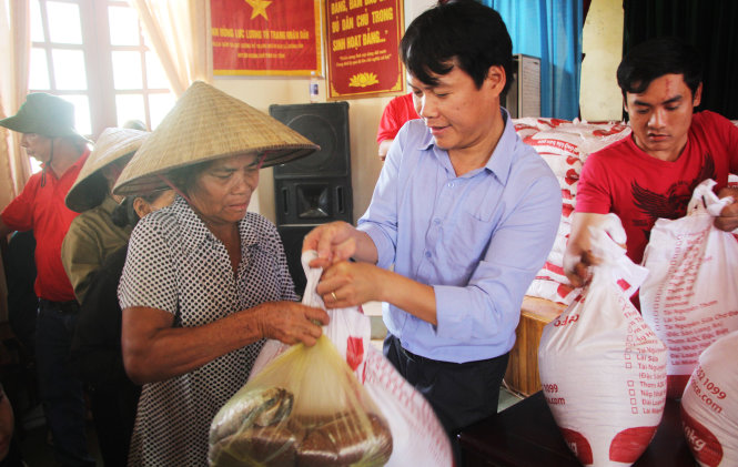 30 tấn gạo được trao tận tay cho người dân 6 xã của hai huyện Cẩm Xuyên và Hương Khê (Hà Tĩnh) chịu ảnh hưởng của hai đợt mưa lũ vừa qua - Ảnh: DOÃN HÒA