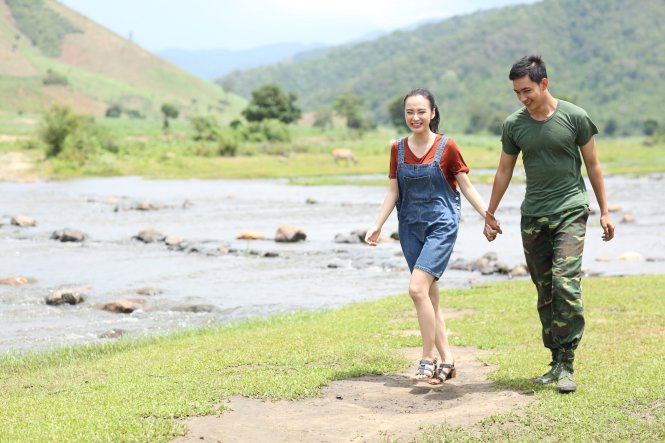 Cô giáo Linh (Angela Phương Trinh) và Bách (Võ Cảnh) trong phim Sứ mệnh trái tim - Ảnh: ĐPCC