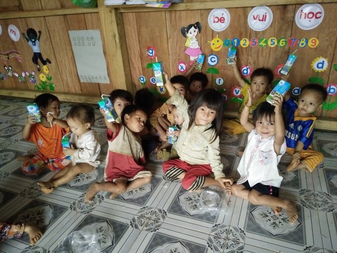 Niềm vui của những đứa trẻ khi được uống sữa - Ảnh: THANH BA