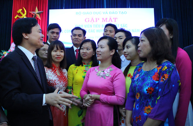 Bộ trưởng Bộ GD-ĐT Phùng Xuân Nhạ lắng nghe những chia sẻ, tâm tư nguyện vọng của thầy, cô ở huyện, xã đảo trong buổi gặp mặt ngày 13-11 - Ảnh: HÀ THANH