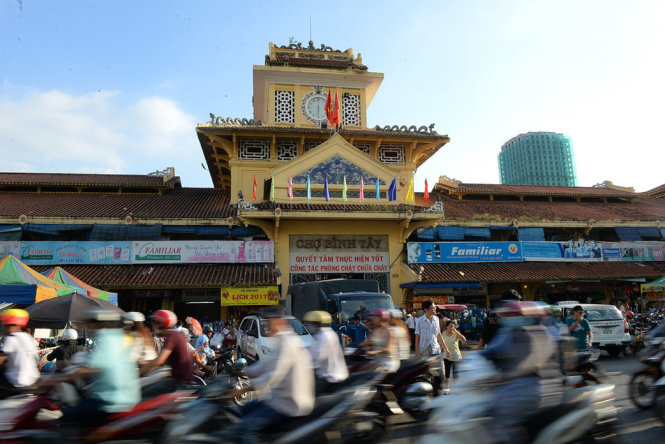 Tiểu thương tất bật vận chuyển hàng hóa di dời khỏi chợ Bình Tây cũ sang chợ tạm - Ảnh: Hữu Khoa
