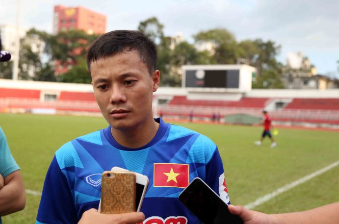 Thành Lương trả lời phỏng vấn báo chí sau buổi tập chiều 13-11. Ảnh: N.K
