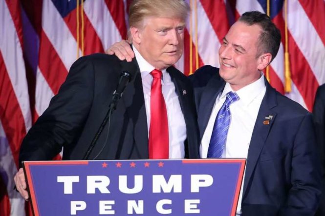 Ông Donald Trump và ông Reince Priebus khoác vai nhau rạng sáng ngày 9-11 tại New York - Ảnh: AFP