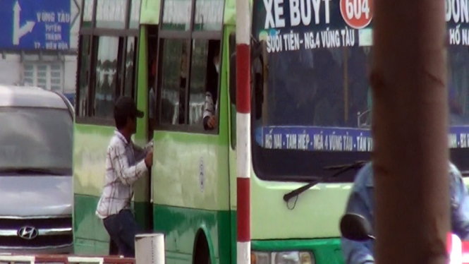 Chánh “già” trong một lần leo lên xe buýt 604 để lừa đảo
