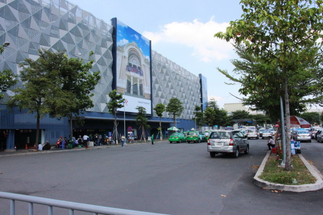 Bãi đậu ngoài trời có thể đáp ứng hàng trăm xe taxi và ô tô khách cùng lúc