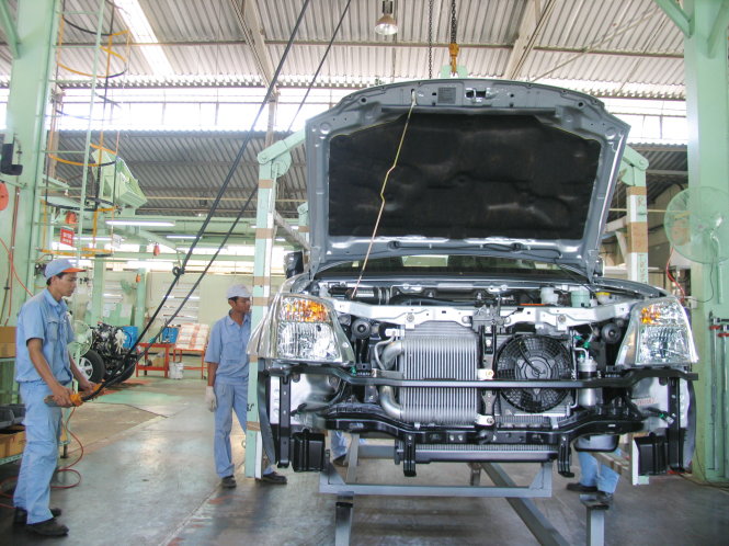 Lắp ráp xe ô tô tại Công ty Isuzu VN. Ảnh: T.V.N 