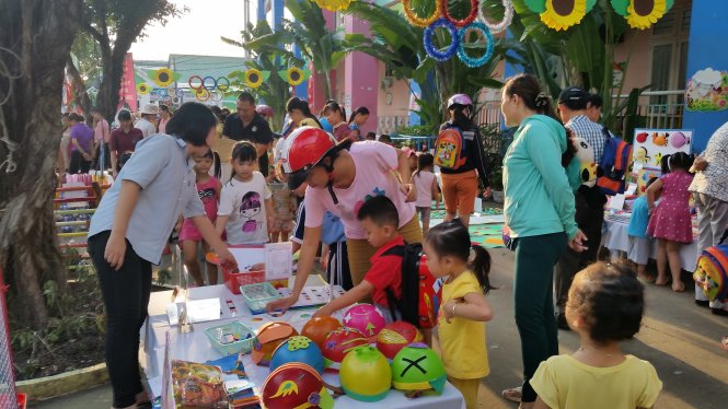 Học sinh và phụ huynh hào hứng tham quan các mô hình đồ chơi tái chế - Ảnh: TIẾN THANH